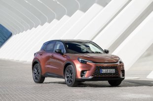 „Lexus LBX“ išsaugojo „What Car?“ Metų mažojo SUV titulą