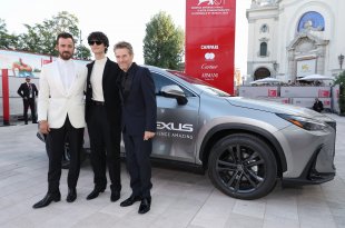 ŠVIESOS, VARIKLIS, VEIKSMAS!: AŠTUNTUS METUS IŠ EILĖS LEXUS YRA OFICIALUS VENECIJOS TARPTAUTINIO KINO FESTIVALIO AUTOMOBILIS